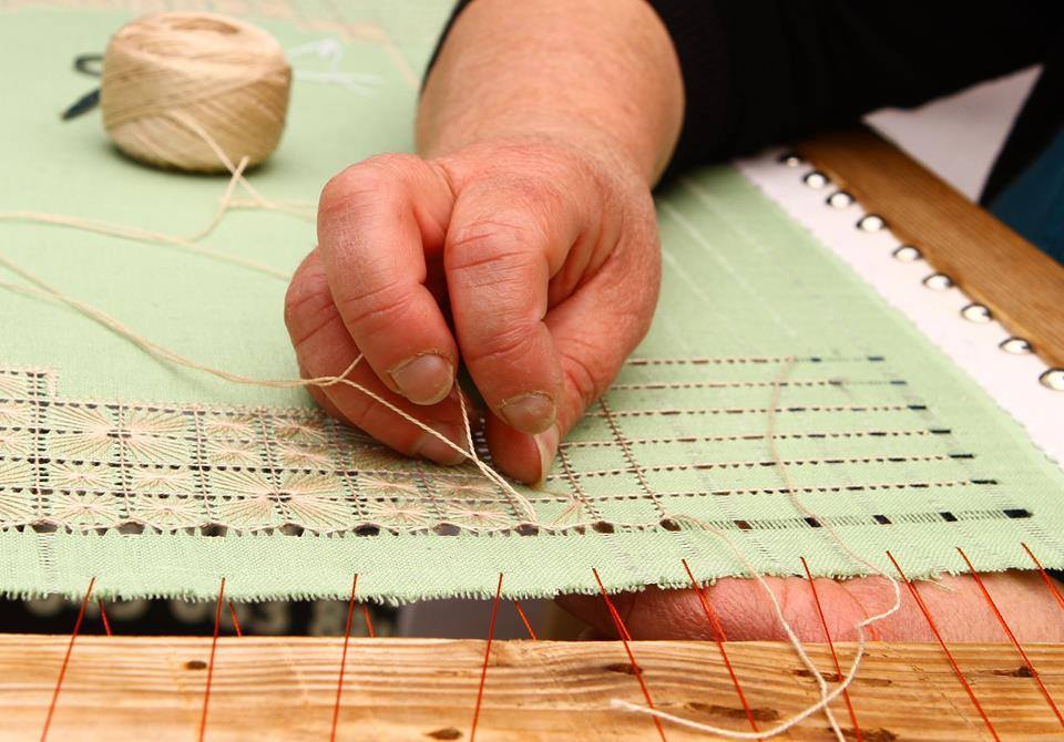 El Museo de Historia y Antropología del Cabildo de Tenerife acoge una nueva visita a la colección de textiles, Entretelas