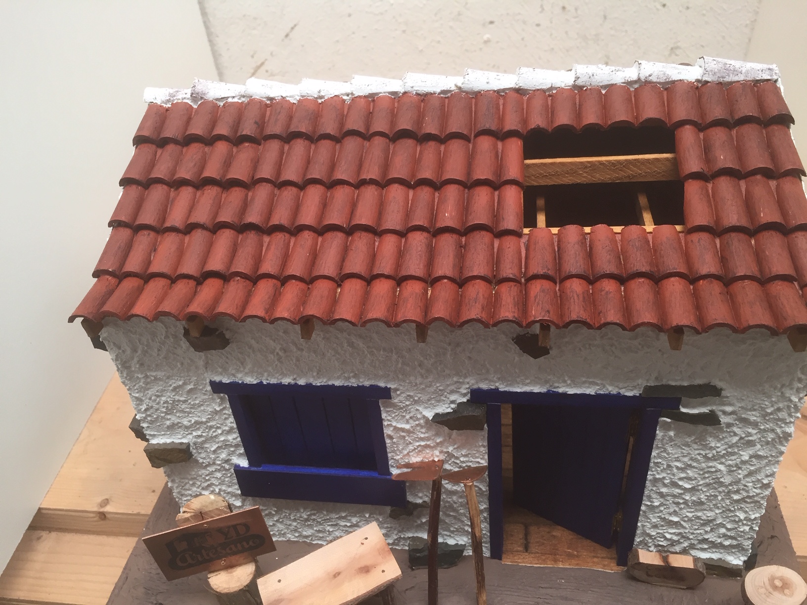 Casita canaria con techo a dos aguas y puertas y ventanas azules - Imagen 2