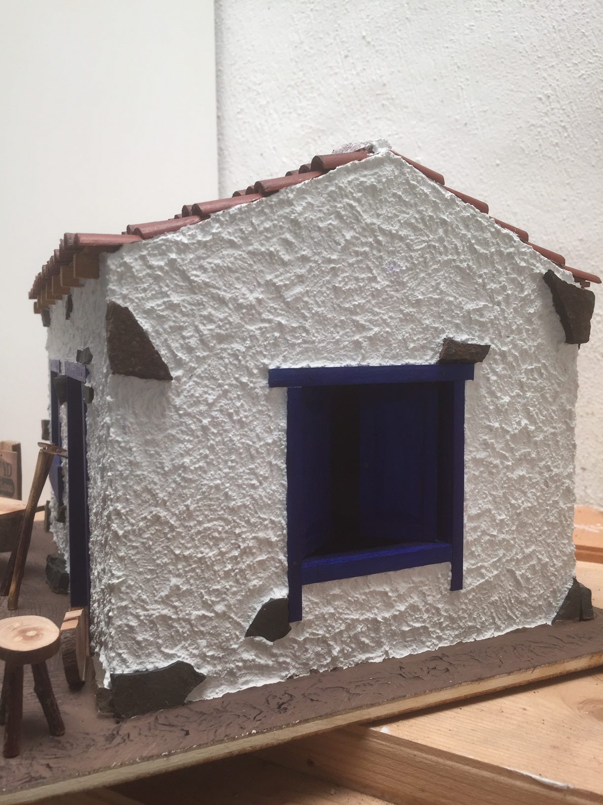 Casita canaria con techo a dos aguas y puertas y ventanas azules - Imagen 3