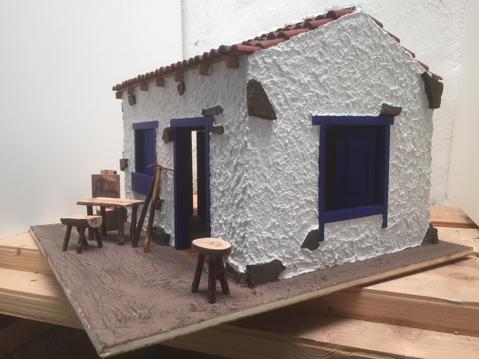 Casita canaria con techo a dos aguas y puertas y ventanas azules - Imagen 4