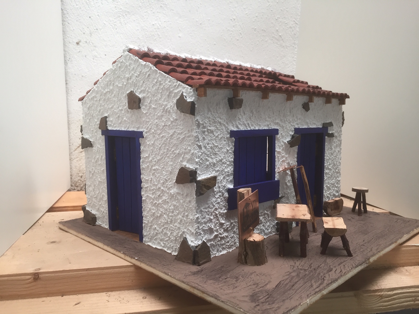 Casita canaria con techo a dos aguas y puertas y ventanas azules - Imagen 5