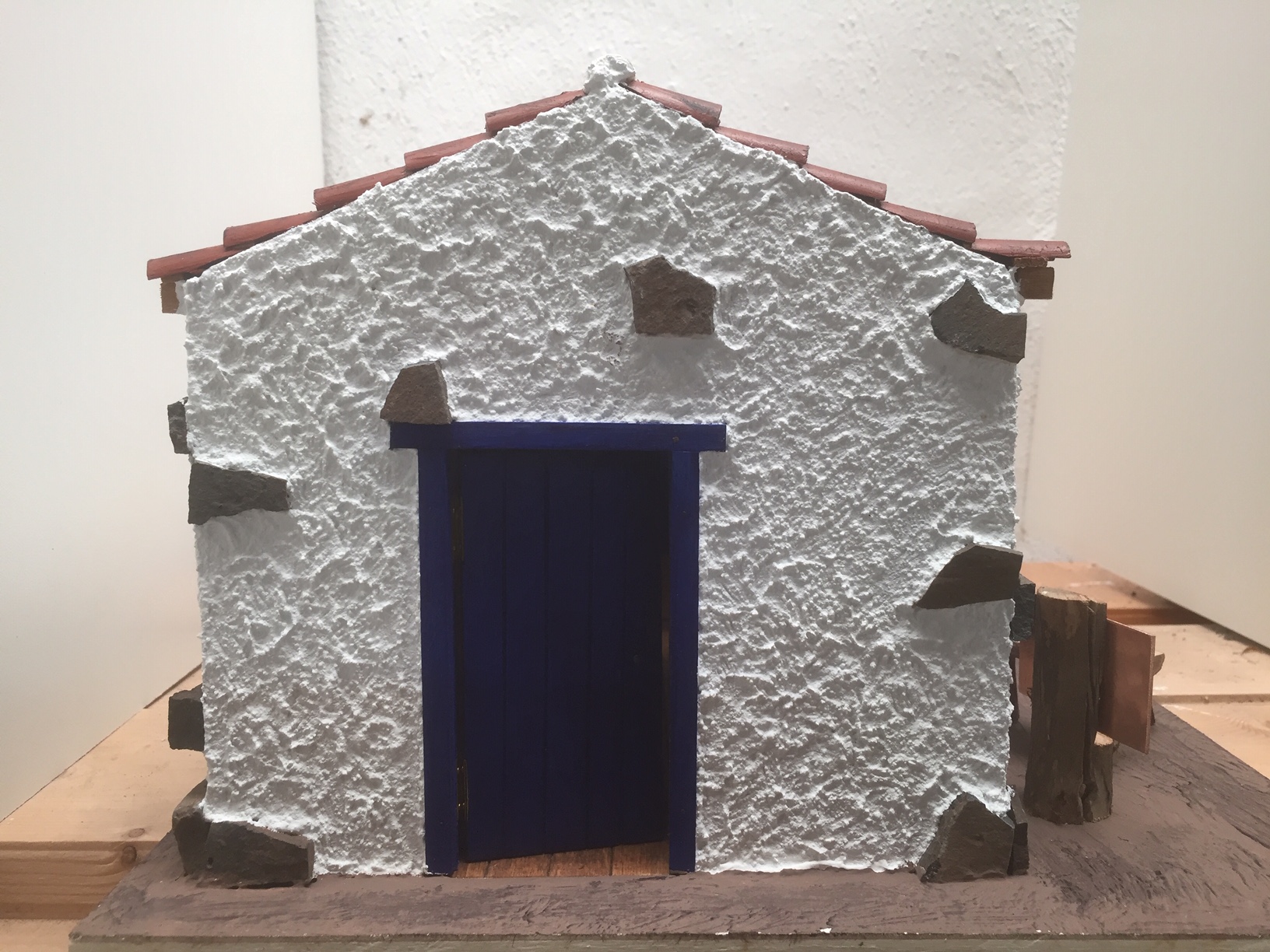 Casita canaria con techo a dos aguas y puertas y ventanas azules - Imagen 6