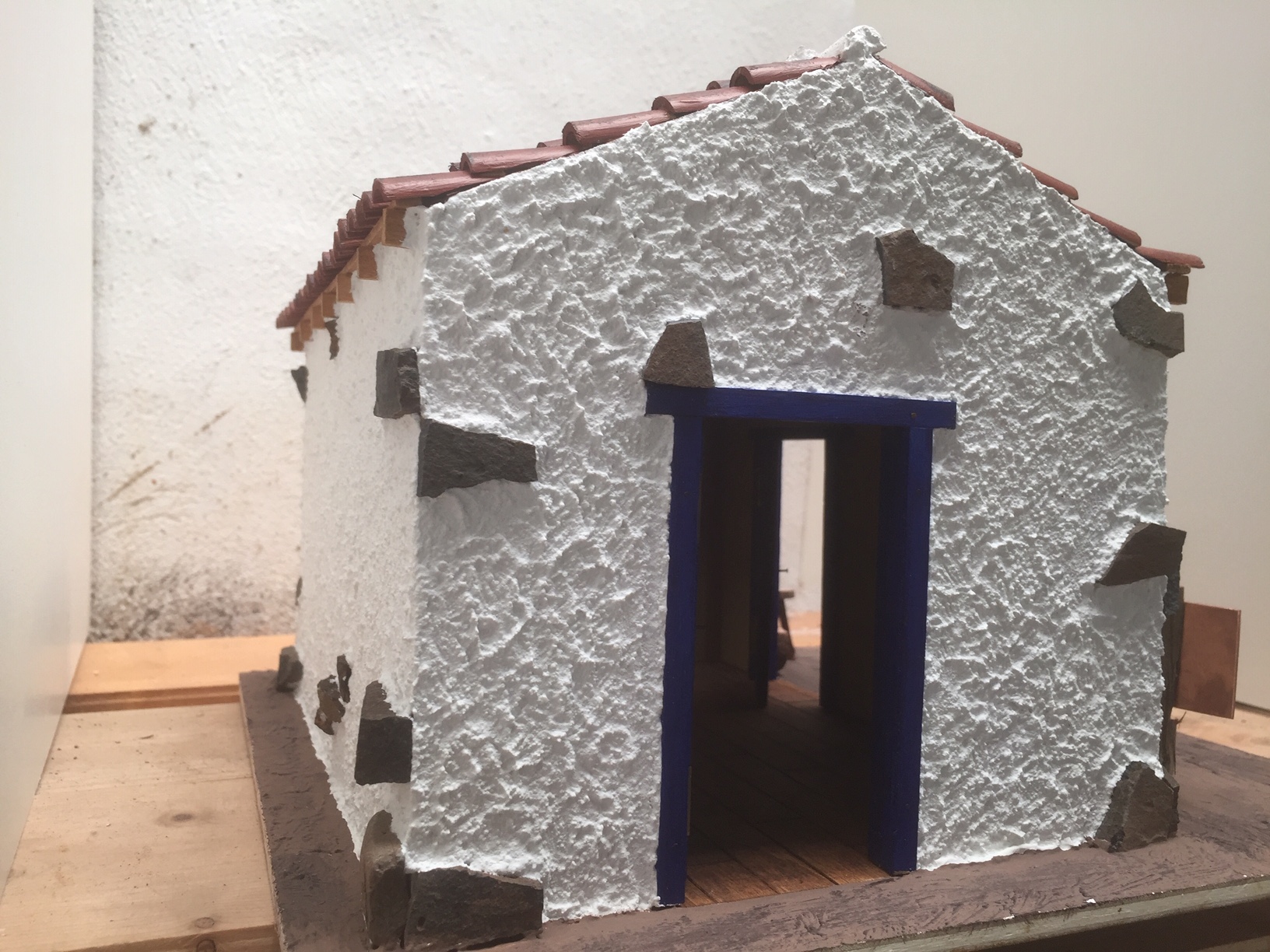 Casita canaria con techo a dos aguas y puertas y ventanas azules - Imagen 7