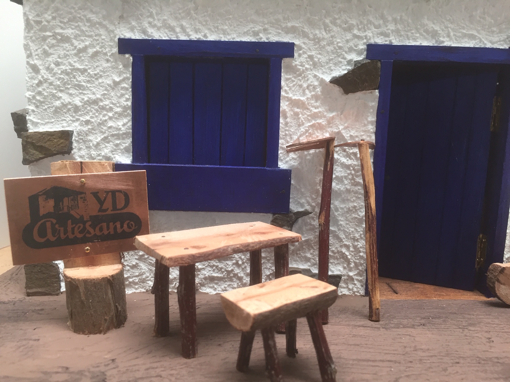 Casita canaria con techo a dos aguas y puertas y ventanas azules - Imagen 8