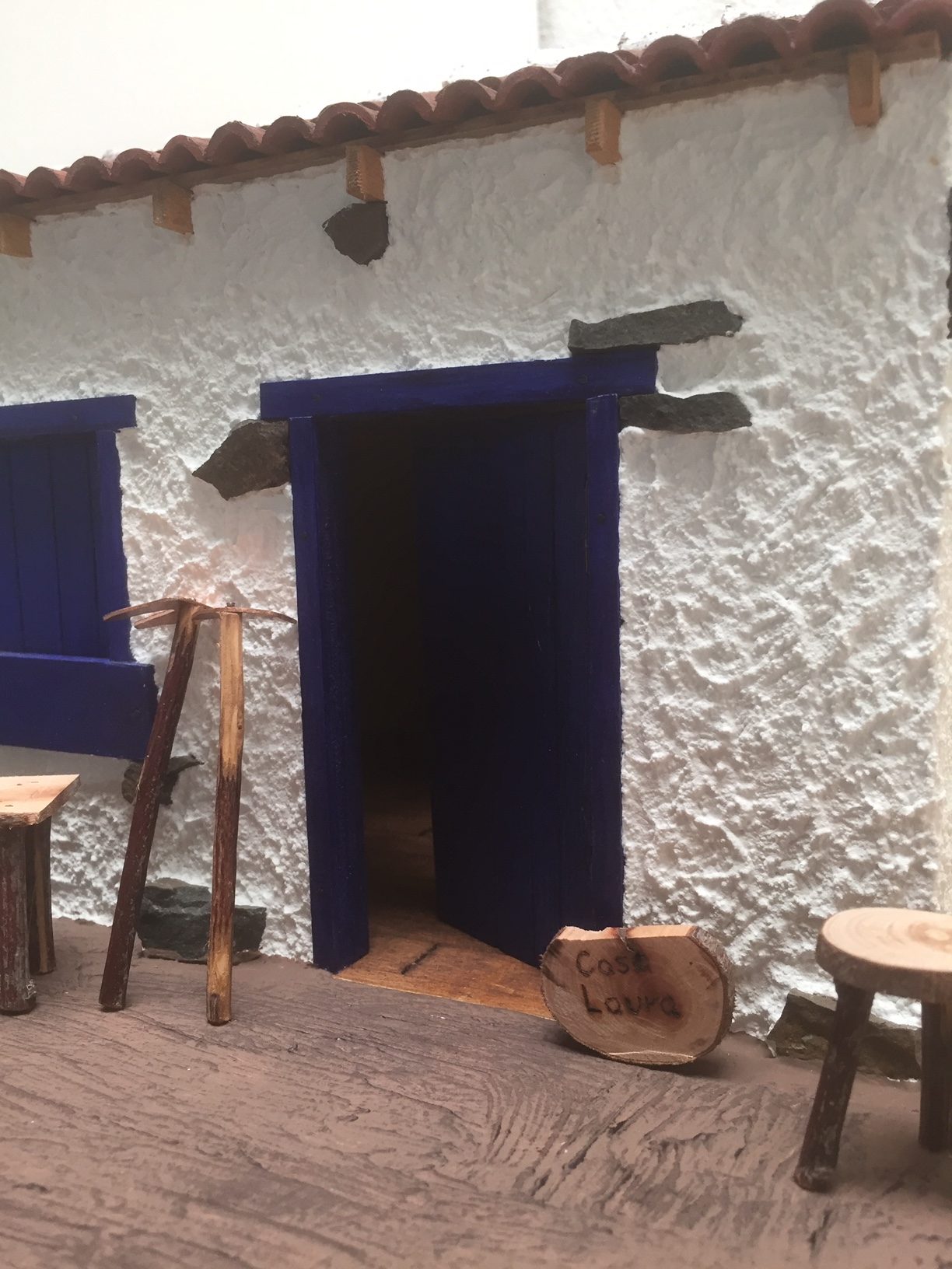 Casita canaria con techo a dos aguas y puertas y ventanas azules - Imagen 9
