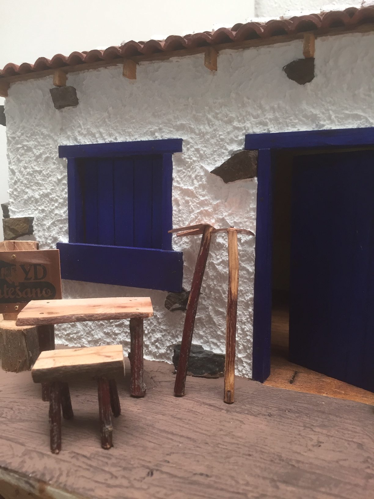 Casita canaria con techo a dos aguas y puertas y ventanas azules - Imagen 10